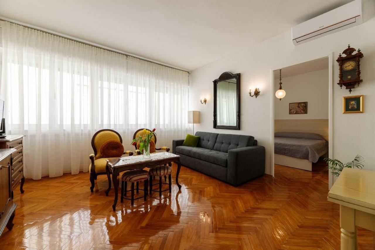 Old Town Apartment *